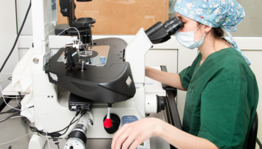Embrüoloog istumas, mikroskoopi vaatamas, teostamas ebrüodiagnostikat Elite erakliinikus.