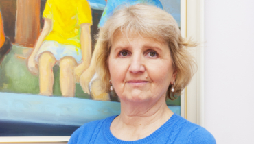 Laste füsioterapeut ja arendusravi läbiviija Anne Lepasepp vaatamas kaamerasse ja naeratamas.(pilt kaugelt)