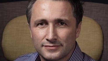 Toitumisspetsialist ja jõusaalitreener Artur Minenko istumas, vaatamas naeratades kaamerasse 2