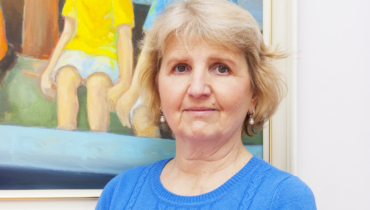 Laste füsioterapeut ja arendusravi läbiviija Anne Lepasepp vaatamas kaamerasse ja naeratamas.