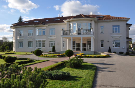 Kevadine Elite kliiniku viisakas ja elegantne hoone koos aiaga