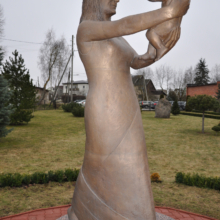 Mati Karmini skulptuur "Ema ja laps" Elite erakliiniku aias.