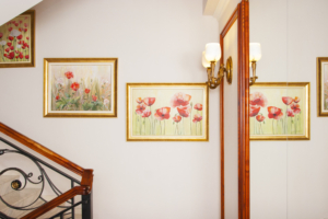 Eesti vanima ja edukaima viljatusravikliiniku trepikoja sein, millel on kolm Svetlana Sõritsa maali.